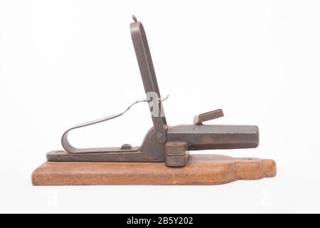 Un vieux pistolet d'alarme métallique utilisé pour dissuader les braconniers. Le pistolet peut être chargé avec une cartouche de fusil de chasse et a été tiré par un fil de déclenchement. Le bruit retentit Banque D'Images