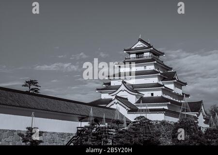 4 décembre 2018 Aizu Wakamatsu, JAPON - Aizu Wakamatsu Château de Tsuruga et pinède sur l'image noire et blanche du parc. Fukushima Samurai lord fortesse à Edo p Banque D'Images