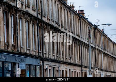 En regardant le long d'une rue de maisons de tenement sur Nithsdale Road dans le sud de Glasgow. Banque D'Images