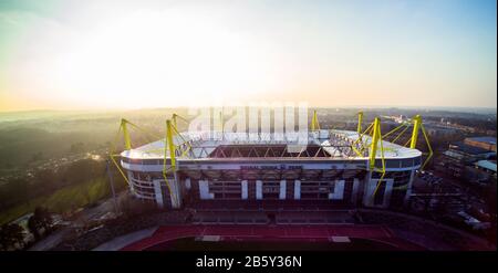 Dortmund, Allemagne. FIRO: 07.02.2018 Fuvuball, saison 2017/2018 1.Bundesliga: Borussia Dortmund Stadion, signal Iduna Park, Westfalenstadion, vue d'ensemble, coucher de soleil, dépôt, caractéristique, général, drone, vue d'arrière-plan de l'extérieur | usage mondial crédit: DPA/Alay Live News Banque D'Images