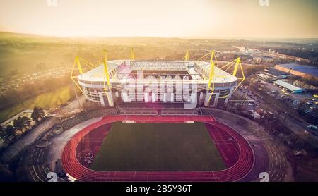 Dortmund, Allemagne. FIRO: 07.02.2018 Fuvuball, saison 2017/2018 1.Bundesliga: Borussia Dortmund Stadion, signal Iduna Park, Westfalenstadion, vue d'ensemble, coucher de soleil, dépôt, caractéristique, général, drone, vue d'arrière-plan de l'extérieur | usage mondial crédit: DPA/Alay Live News Banque D'Images