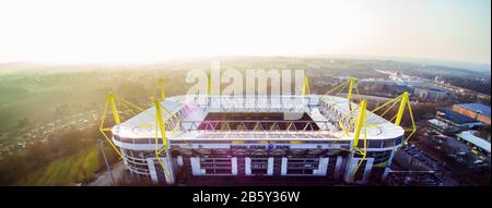 Dortmund, Allemagne. FIRO: 07.02.2018 Fuvuball, saison 2017/2018 1.Bundesliga: Borussia Dortmund Stadion, signal Iduna Park, Westfalenstadion, vue d'ensemble, coucher de soleil, dépôt, caractéristique, général, drone, vue d'arrière-plan de l'extérieur | usage mondial crédit: DPA/Alay Live News Banque D'Images