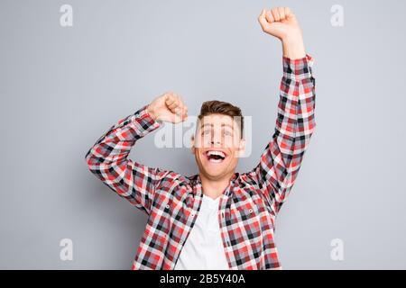 Heureux heureux heureux heureux heureux homme triomphant avec des mains levées Banque D'Images