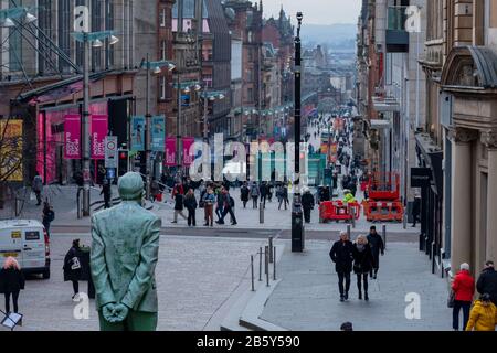 La Statue De Donald Dewar Se Trouve Sur Buchanan Street, Dans Le Centre-Ville De Glasgow, En Écosse Banque D'Images