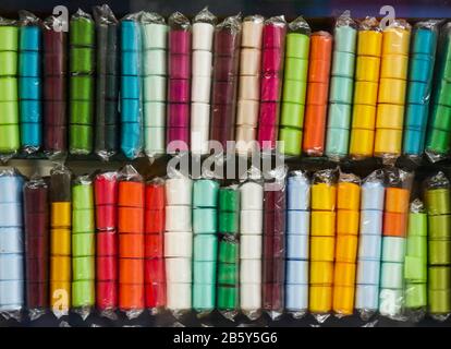 rubans textiles colorés à vendre sur des étagères de magasins de couture. Industrie textile. Banque D'Images