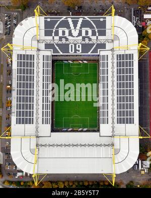 Dortmund, Allemagne. 20 octobre 2012. FIRO: Fuvuball, football, 20.10.2012 1.Bundesliga, saison 2012/2013, Revierschlager, BVB, Borussia Dortmund - FC Schalke 04, Derby, 1: 2 Dortmund, région de la Ruhr, Rhénanie-du-Nord-Westphalie, Allemagne, Europe, vue aérienne, vue des oiseaux, vue aérienne, photographie aérienne, photographie aérienne, vue d'ensemble, vue d'ensemble, vue des oiseaux, SIP, SIGNAL IDUNA PARK, | usage dans le monde crédit: DPA/Alay Live News Banque D'Images