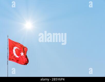 Drapeau turc qui agitant devant le soleil. Contexte. Banque D'Images