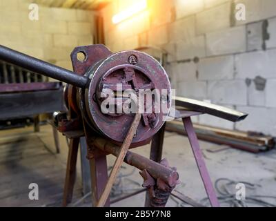 flexion métallique sur la machine. Forgeage et fabrication de produits métalliques Banque D'Images