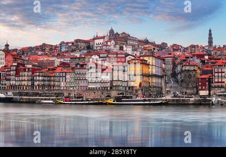 Ville de Porto (Porto) Vieille ville, le Portugal. Vallée de la rivière Douro. Panorama de la célèbre ville portugaise. Banque D'Images