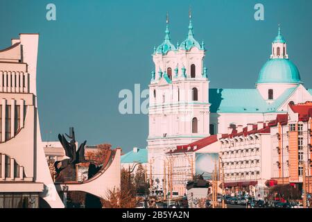 Grodno, Biélorussie. Théâtre Régional De Grodno Et Cathédrale Saint François Xavier En Automne Journée Du Soleil. Banque D'Images