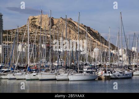 Bateaux et bateaux disponibles dans le port de plaisance d'Alicante et une vue sur le château de Santa Bárbara.une fortification sur le mont Benacantil (166 m).à Alicante Espagne Banque D'Images