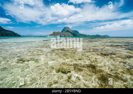 Vue panoramique sur le lagon bleu et les bateaux banca en face de l'île épique de Cadlao. Palawan, Philippines. Concept de vacances. Banque D'Images