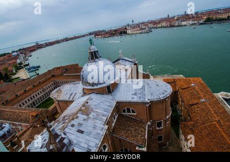 Vue panoramique depuis le clocher de San Giorgio – île San Giorgio Maggiore Venise, Vénétie, Italie Banque D'Images