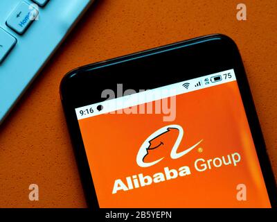 Ukraine. 9 mars 2020. Dans cette illustration photo, un logo Alibaba apparaît sur un smartphone. Crédit: Igor Golovniov/Sopa Images/Zuma Wire/Alay Live News Banque D'Images