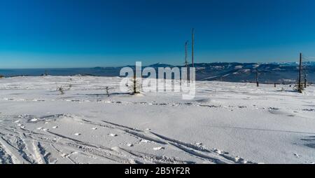 Beskid Zywiecki et une partie des montagnes Tatra de Wierch Wiselka près de la colline Barania Gora dans les montagnes de Beskid Slaski pendant la journée hivernale Banque D'Images