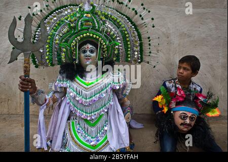 Purulia Chhau danseuse jouant le rôle de Shiva (Inde). Il est accompagné de son fils. Banque D'Images