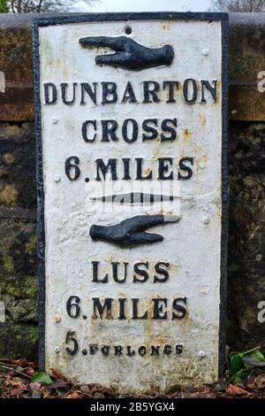 Un poteau de mile traditionnel à Duck Bay, pointant vers Dunbarton Cross et Luss, près du Loch Lomond, Balloch, Écosse Banque D'Images