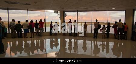 Saint-Domingue, République dominicaine - 28 février 2014 Les Personnes en silhouette regardant hors d'une fenêtre à un départ d'avion Banque D'Images