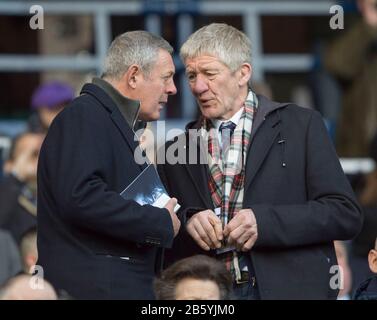 Guinness Six Nations Test: Ecosse Contre France, Bt Murrayfield Stadium, Édimbourg, Écosse, Royaume-Uni. 8 mars 2020. Les anciens internationaux de rugby écossais, Gavin Hastings (L) et John Jeffrey dans le stand principal avant le lancement. Crédit: Ian Rutherford/Alay Live News. Banque D'Images