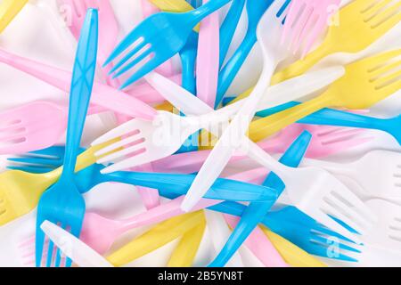 Fourches colorées en plastique sur fond blanc Banque D'Images