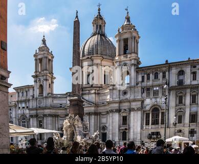 Italie.Rome.la Piazza Navona. L'Église de St.Agnes d'Aone. La façade (1654 AD) est de Francesco Borromini. Banque D'Images