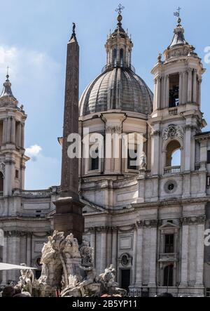 Italie.Rome.la Piazza Navona. L'Église de St.Agnes d'Aone. La façade (1654 AD) est de Francesco Borromini. Banque D'Images