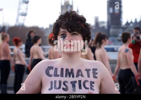 Londres, Royaume-Uni. 8 mars 2020. 08.03.20 - un groupe de 31 femmes a formé une chaîne à travers le pont de Waterloo pour 'souligner l'impact disproportionné de l'urgence climatique et écologique sur le crédit des femmes: Gareth Morris/Alay Live News Banque D'Images