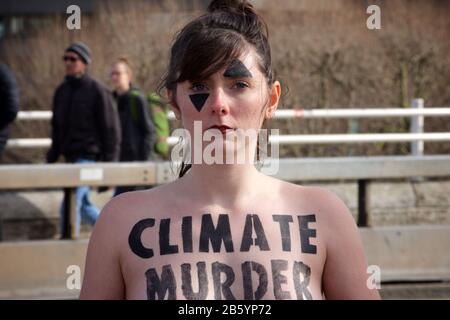 Londres, Royaume-Uni. 8 mars 2020. 08.03.20 - un groupe de 31 femmes a formé une chaîne à travers le pont de Waterloo pour 'souligner l'impact disproportionné de l'urgence climatique et écologique sur le crédit des femmes: Gareth Morris/Alay Live News Banque D'Images