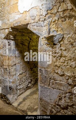 Bone Crypt - Sainte Trinité, Rothwell, Northamptonshire, Angleterre, Royaume-Uni. Sous l'église cache un ossuaire oublié du XIIIe siècle, qui a été découvert dans un Banque D'Images