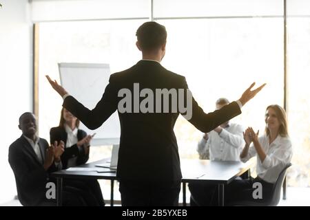 Vue arrière jeune homme Manager motivant l'équipe d'affaires. Banque D'Images