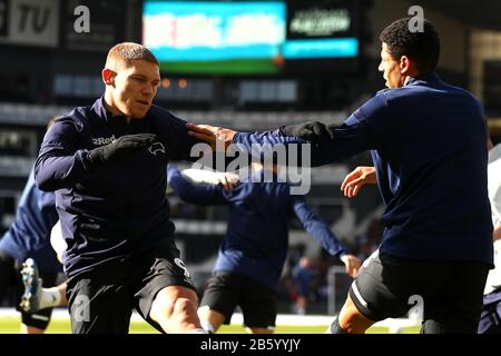 Martyn Waghorn (à gauche) du comté de Derby se réchauffe avant le match du championnat Sky Bet à Pride Park, Derby. Banque D'Images