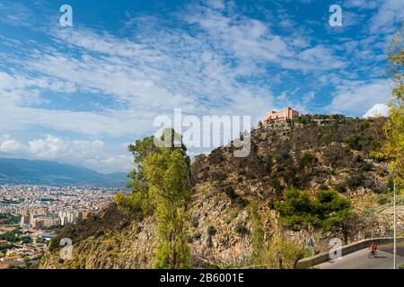 Vue sur la ville de Palerme et sur Castello Utveggio. Italie, Sicile Banque D'Images