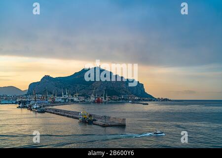 Vue sur la montagne Pellegrino depuis la mer au coucher du soleil. Palerme, Italie, Sicile Banque D'Images