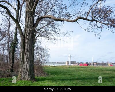 Arbres Et Ancienne Tour Radar Dans Le Parc Public De La Ville Tempelhofer Feld, Ancien Aéroport De Tempelhof À Berlin, Allemagne En Hiver Banque D'Images