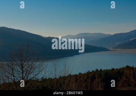 Paysage épique du lac Bicaz avec la montagne de Carpatian en arrière-plan Banque D'Images