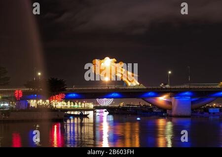 Vue sur le pont lumineux de Dragon à Da Nang la nuit, le centre de Vientnam Banque D'Images