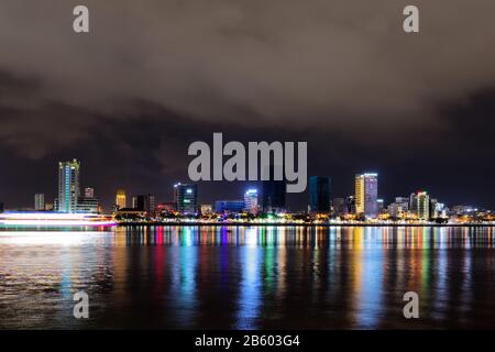 Vue de nuit sur la rivière Han et bâtiments éclairés dans la ville de Danang, au Vietnam Banque D'Images