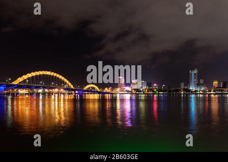 Scène nocturne de la rivière Han, pont lumineux Dragon et bâtiments dans la ville de Danang, au Vietnam Banque D'Images