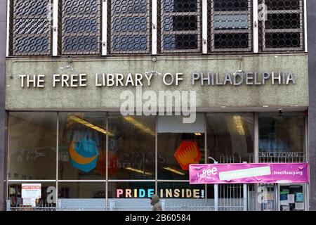 Bibliothèque Nicetown-Tioga, bibliothèque gratuite de Philadelphie, 3720 N Broad St, Philadelphie, PA. Vitrine extérieure d'une bibliothèque publique à Nicetown. Banque D'Images