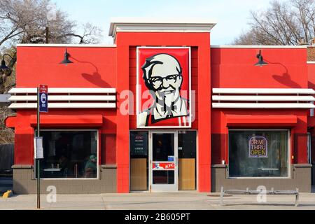 KFC, 8715 Northern Blvd, Queens, NY. Façade extérieure d'un restaurant de chaîne de restauration rapide au poulet frit dans le quartier de Jackson Heights. Banque D'Images