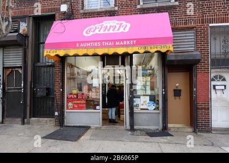 3 Aunties Thai Market, 64-04 39th Avenue, Queens, NY. Façade extérieure d'une épicerie thaïlandaise dans le quartier Woodside. Banque D'Images