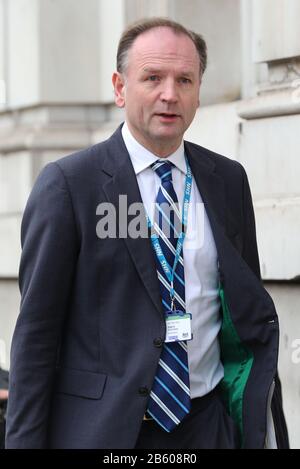 Le chef de la direction de NHS England Simon Stevens arrive au Cabinet Office, à Whitehall, à Londres, pour une réunion du comité d'urgence du gouvernement Cobra pour discuter du coronavirus. Banque D'Images