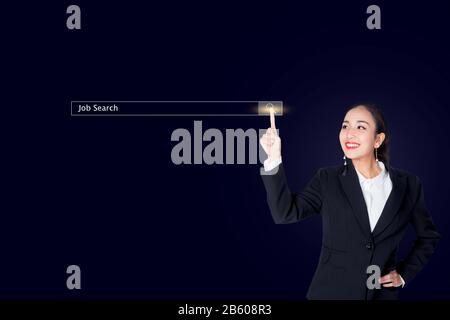 Businesswoman en cliquant sur la page de recherche internet sur l'écran d'ordinateur tactile Banque D'Images