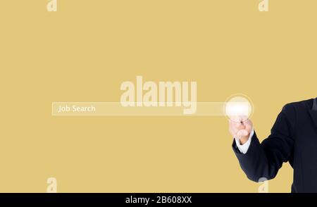 Businesswoman en cliquant sur la page de recherche internet sur l'écran d'ordinateur tactile Banque D'Images