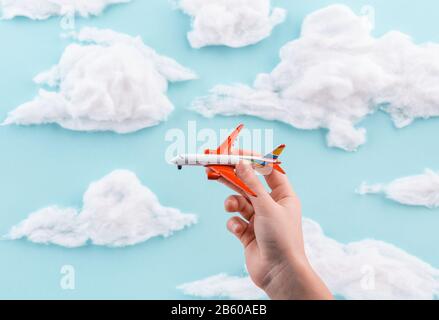 Photo courte d'un enfant jouant avec un avion jouet Banque D'Images