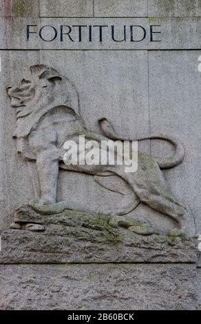 Détail Lion du Mémorial Edith Cavell, par Sir George Fraampton, dans le marbre de Carrara et le granit gris de Cornouailles, place St Martin, Trafalgar Square, Londres Banque D'Images