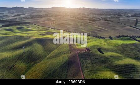 belle vue aérienne de drone. champ avec coucher de soleil ciel nature paysage arrière-plan. Banque D'Images