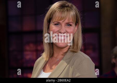 Cologne, Allemagne. 06 mars 2020. Nicole STAUDINGER, auteur, auteur BEST-seller, auteur, portrait, portrait, portrait, image unique rognée, motif individuel, invité sur le programme "Koelner Treff" à la télévision WDR, 06.03.2020. ? Sven Simon Fotoagentur Gmbh & Co. Press Photo Kg # Prinzess-Luise-Str 41 # 45479 M uelheim/R uhr # Tél 0208/9413250 # Fax. 0208/9413260 # GLS Bank # BLZ 430 609 67 # Kto. 4030 025 100 # IBAN DE75 4306 0967 4030 0251 00 # BIC GENODEM1GLS # WWW.SVENSIMON.NET. | utilisation dans le monde crédit: DPA/Alay Live News Banque D'Images