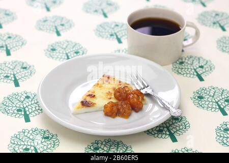 fromage frais finlandais fait maison (leipajuusto) avec confiture de mûres (lakkahillo) et une tasse de café Banque D'Images