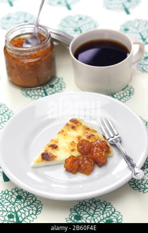 fromage frais finlandais fait maison (leipajuusto) avec confiture de mûres (lakkahillo) et une tasse de café Banque D'Images